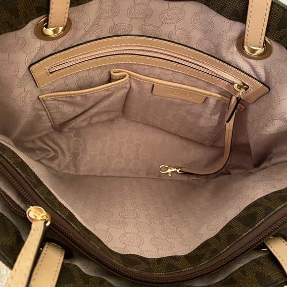 Michael kors purse - Picture 5 of 6